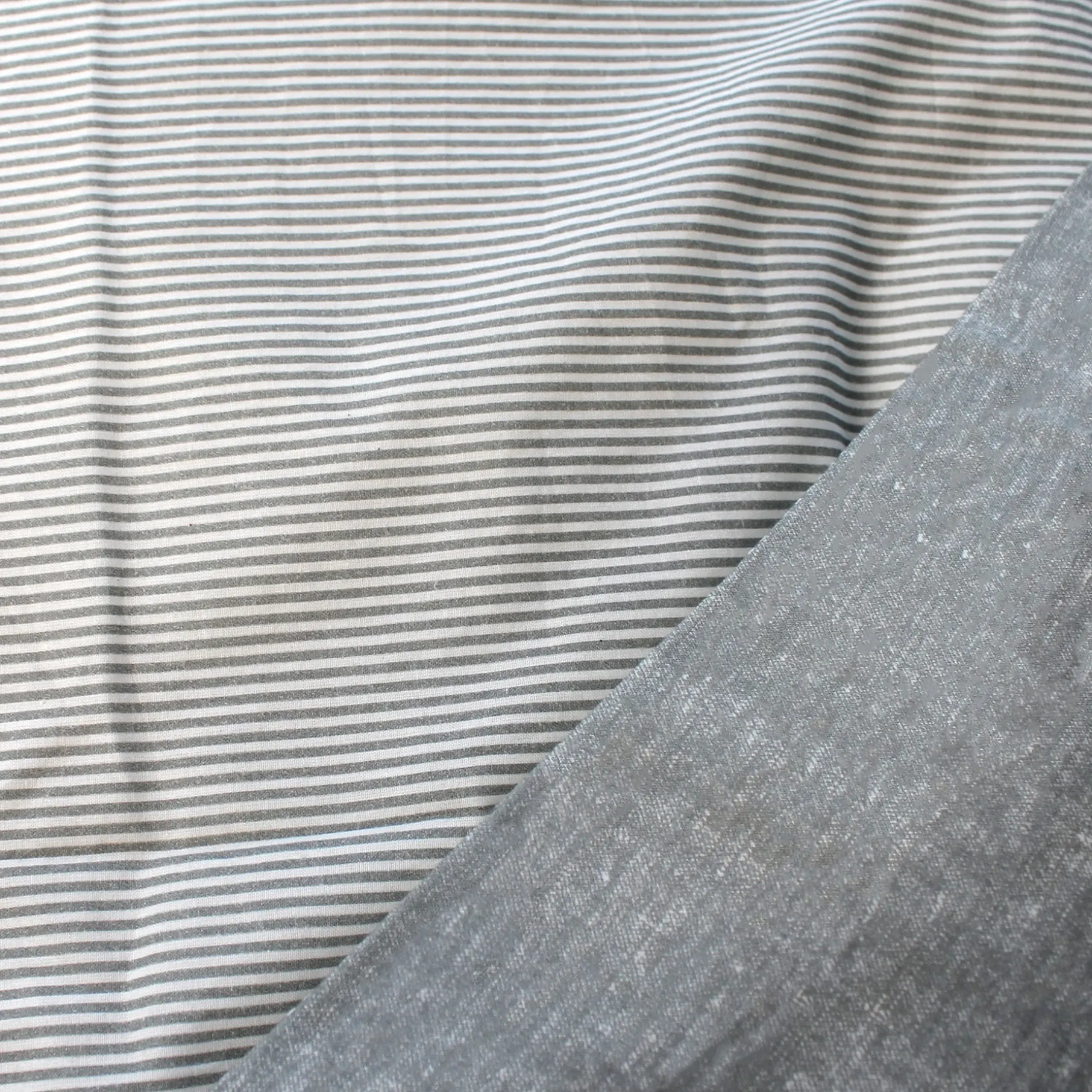 Mini strib sengetøj 140x220 cm lys grå