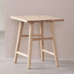 Wood II taburet hvidpigmenteret FSC certificeret egetræ